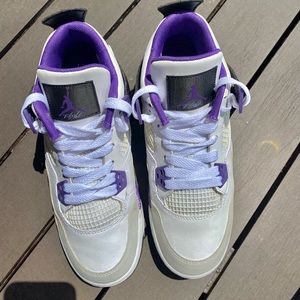 Air Jordan 4 Retro GS - SIZE 7Y (Women’s 8.5)